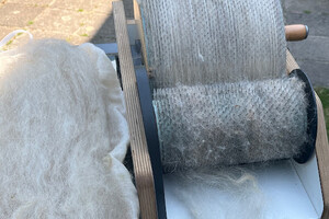 gewassen witte wol gekaard, hiermee kan gehaakt worden en met de spintol gesponnen, so far so good