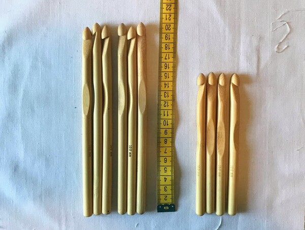 houten haaknaald 1 en 1,5 cm. dik