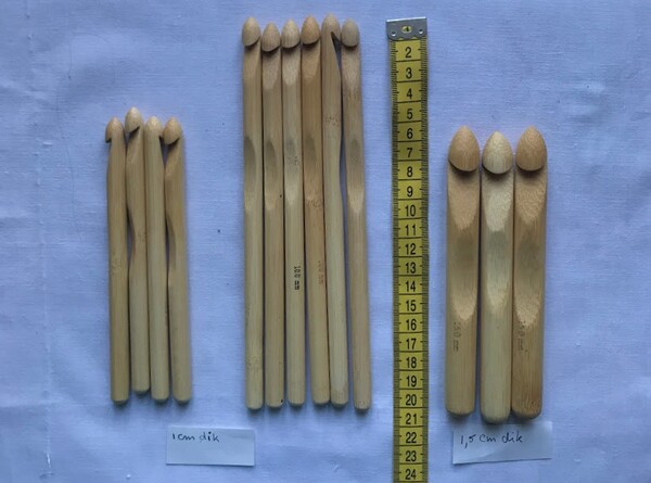 houten haaknaald 1 en 1,5 cm. dik